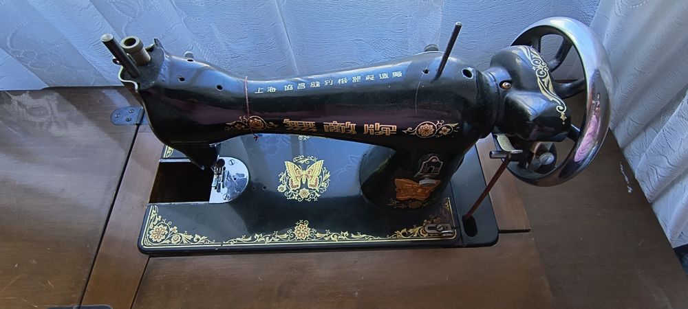 Стара ръчна работеща Шевна машина