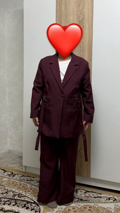 Бордовый костюм женский