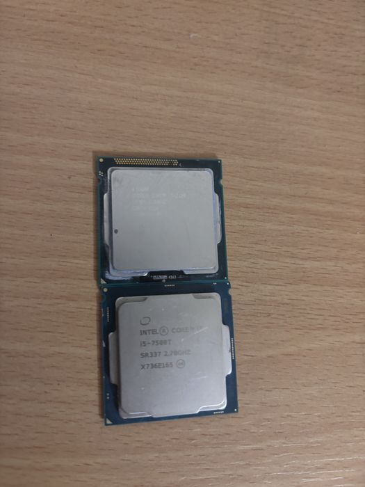 Vand 2 procesoare intel.DAU SI UNUL SINGUR!!!