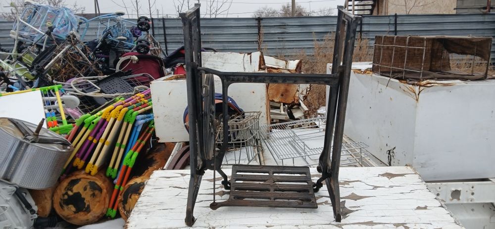 Продам Станине От Швейной Машинки.