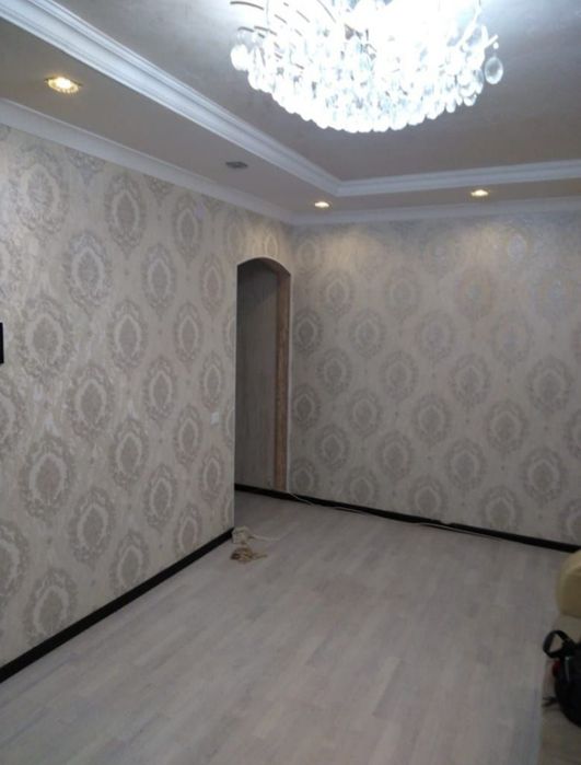 Поклейка обоев галтель плинтуса