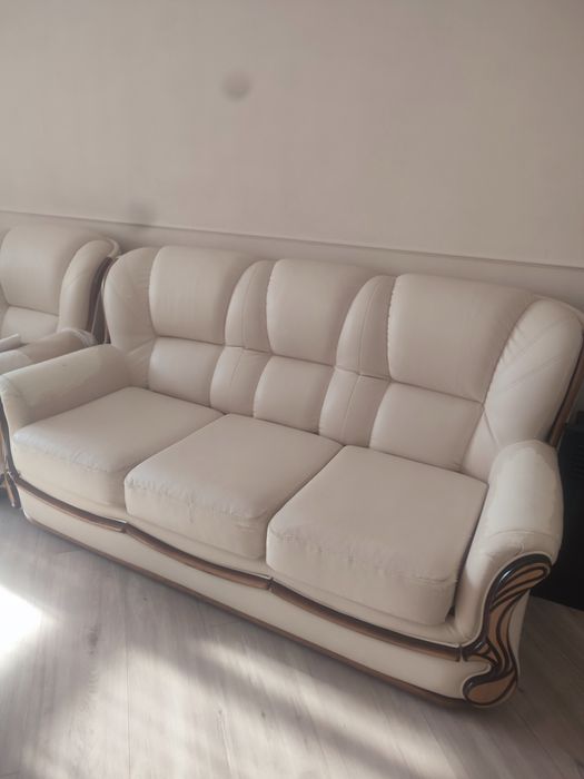 Продам срочно диван с креслом