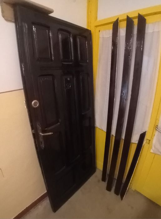 Vând ușă din lemn de brad