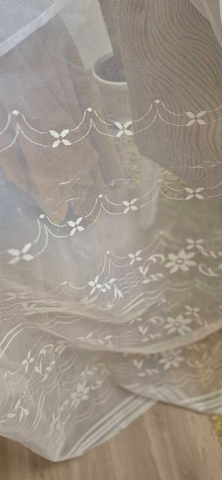 Продавам бяло тънко перде ушито.