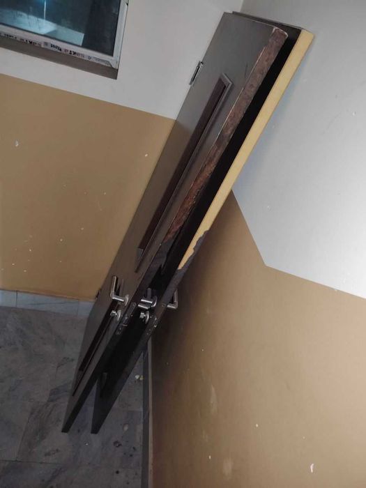 двери 2 штуки 2
самовывоз,
цена:100.000.uzs за 2штуки 200см/80см