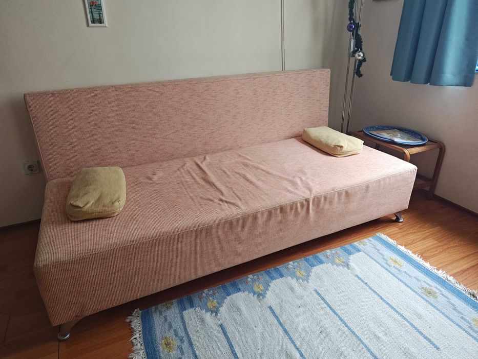 Разтегателен диван с място за съхранение