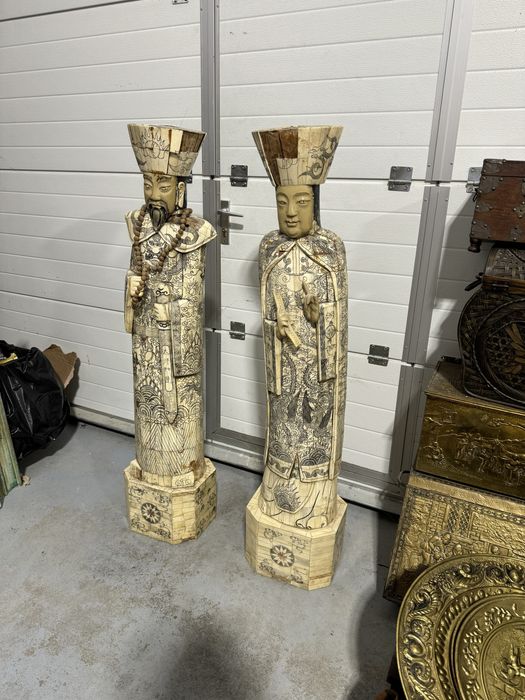 Doua statueta chinezesti din lemn, imbracate in os