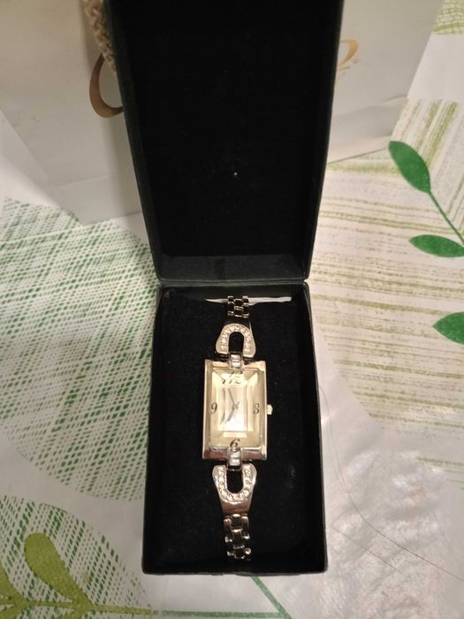 Продавам часовник