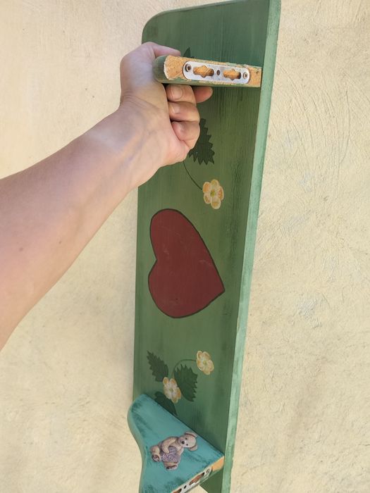 Etajera din lemn masiv pictata manual din mensiuni 19x48 cm circa. Livrare cu plata de la cumpărător.