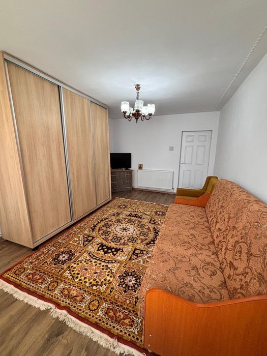 Apartament 2 camere de inchiriat,  renovat și complet mobilat/utilat. Dormitor cu pat matrimonial, living cu canapea extensibilă și dressing spațios.