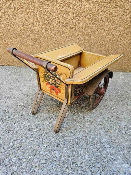 Ръчно изработена количка за цветя