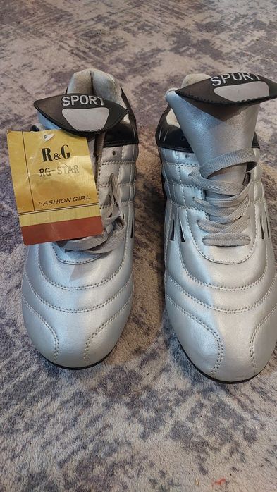 Продам бутсы футбольные