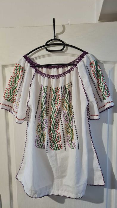 Ie tradițională cu mărgele cusută manual