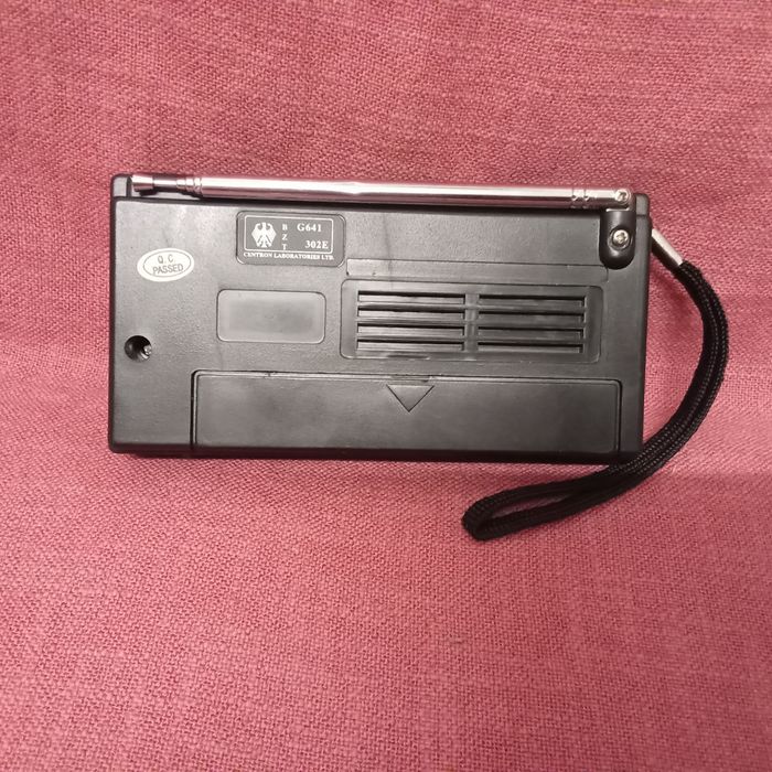 Radio cu ceas cu alarmă.