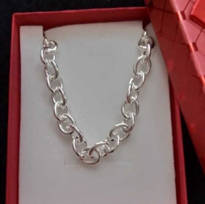 Нова, сребърна гривна. Масивна и здрава, в кутия.