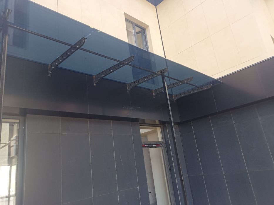 Стеклянные навесы и козырьки