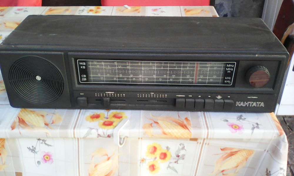 Стари радиа с лампи и магнетофон