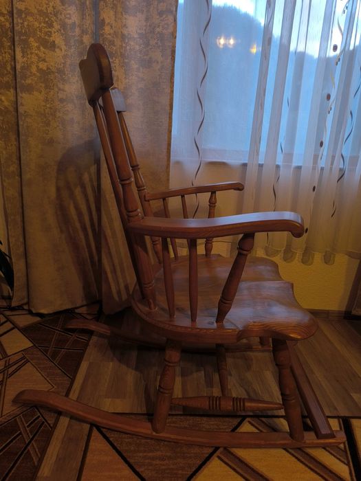 Дървени люлеещи се столове