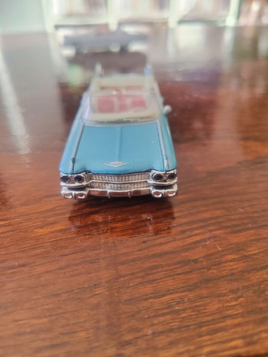 2 бр. Cadilac 1/43