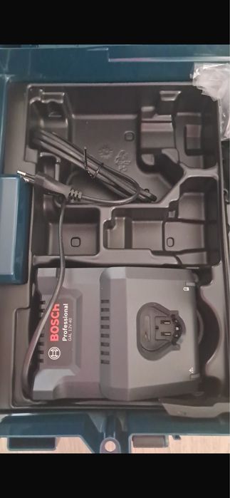 Pendular Bosch GST 12V-70 cu 2 ac .de 3 ah si inc-Nou