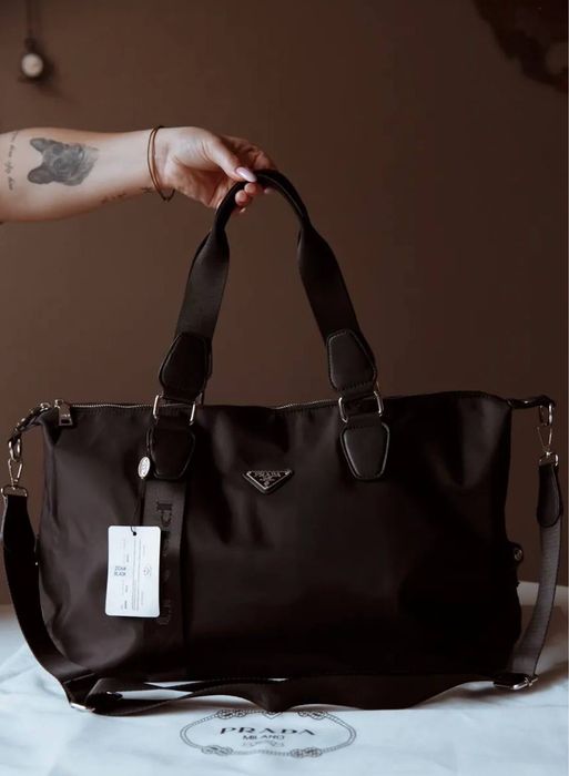Стилна пътна / спортна чанта Prada, черна