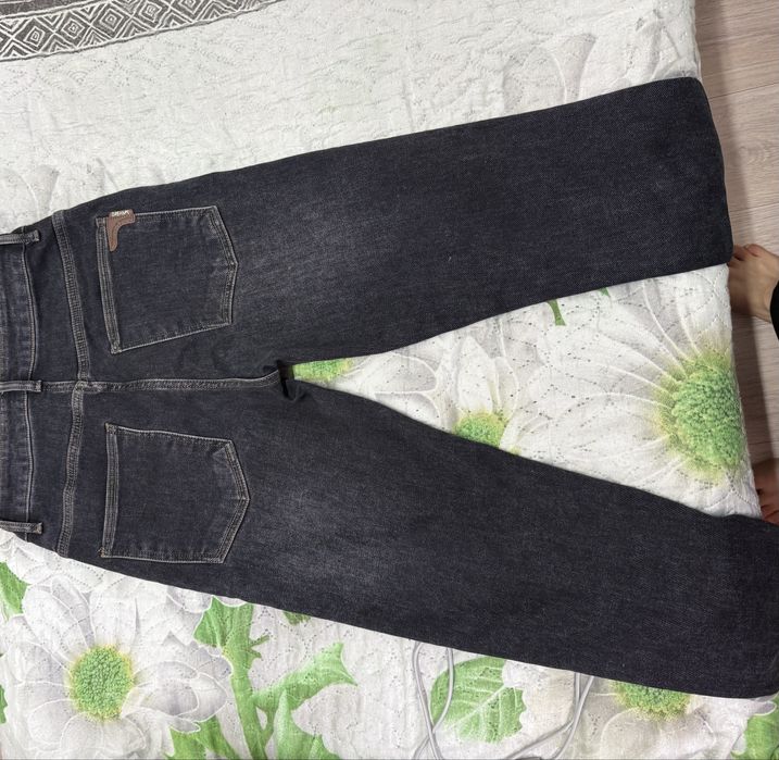 Темный джинсы