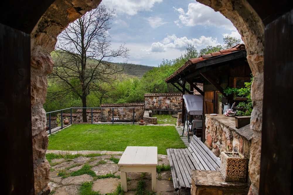 Продава хубав имот на 35 км. от София в с. Макоцево