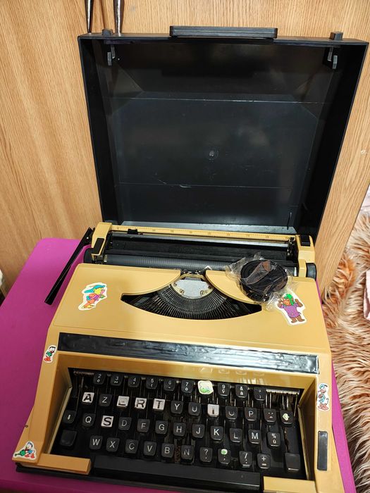 Mașină de scris portabilă (funcțională)
