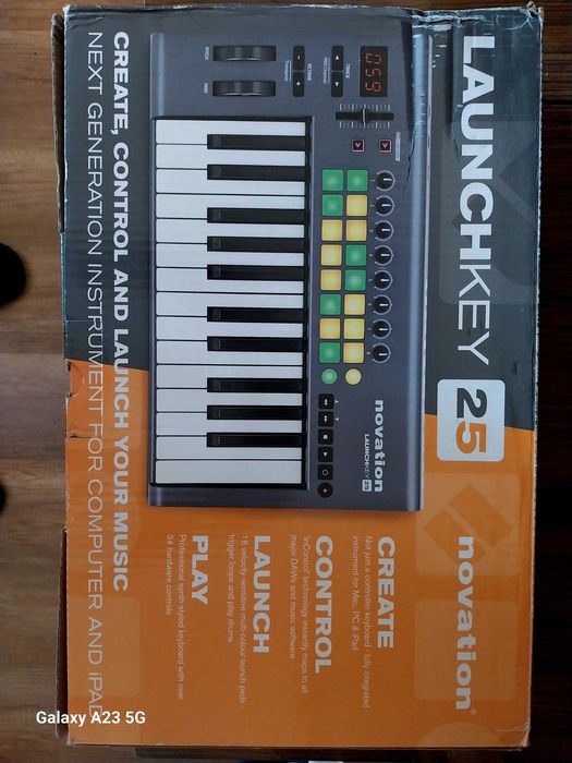 Novation Launchkey 25 MIDI Контролер