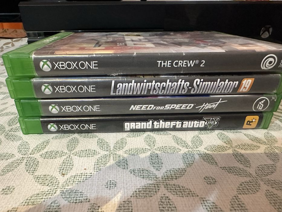 Vând Xbox one + controller