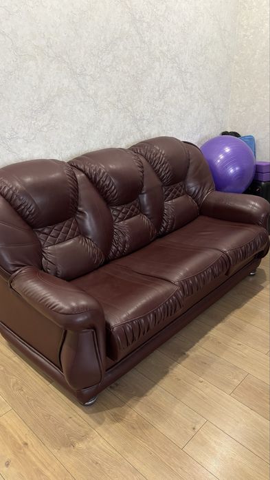 Продам диван с 2 креслами