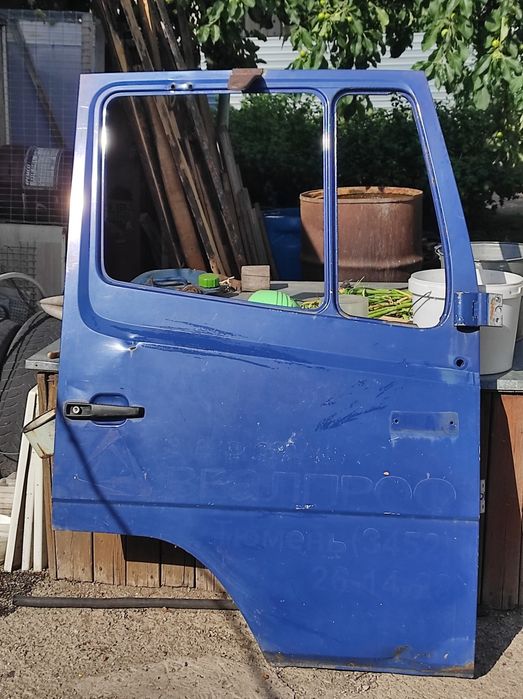 Продам дверь Мерседес 814-17