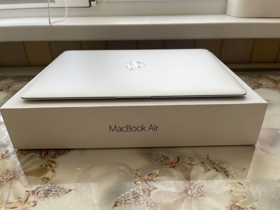 Macbook Air (13 inch, 2017)