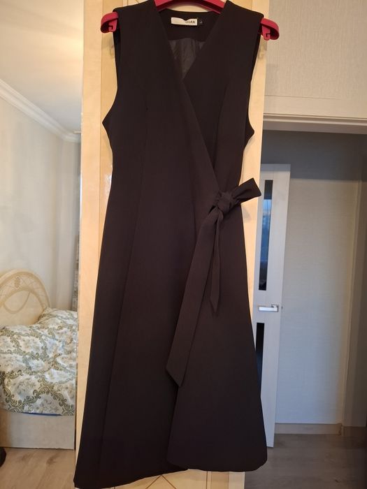 Строгий сарафан чёрного цвета