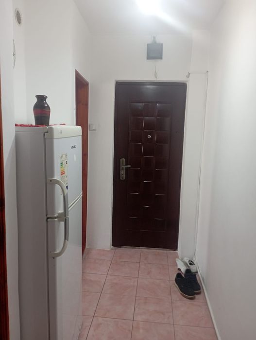 Vând apartament doua camere semidecomandat  etaj 2 însorit