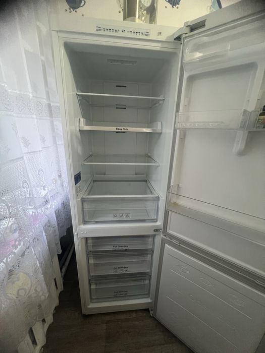 Продам холодильник Samsung RB33J3000WW
