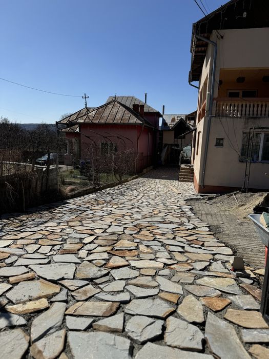 Vand piatra de munte si montez.