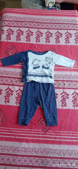 Продава 2 бр комплекти за момченце размери  3-6 месеца