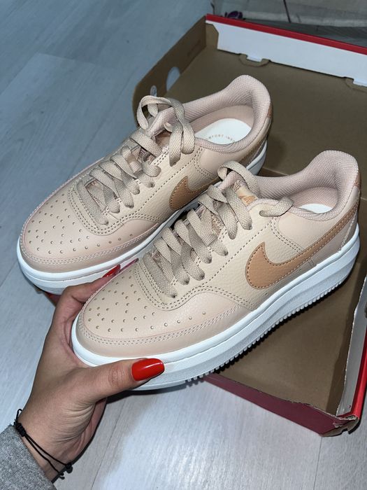 Adidasi nike noi