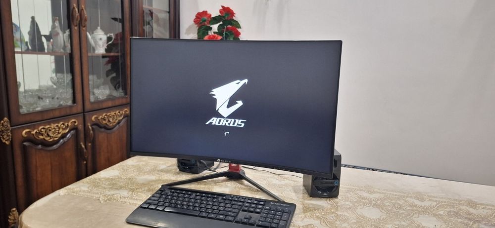 yangi holatda Core I7 AutoCAD da ishlash uchun terilgan kompyuter