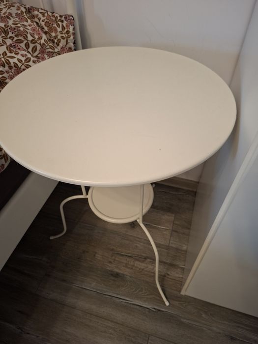 Vând pat IKEA LEIRVIK, dimensiune 160x200 cm, cu somiera , saltea  si doua masute