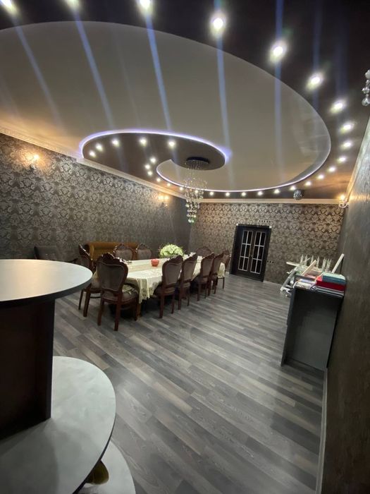 Дом уютный с участком фруктовыми деревьями.