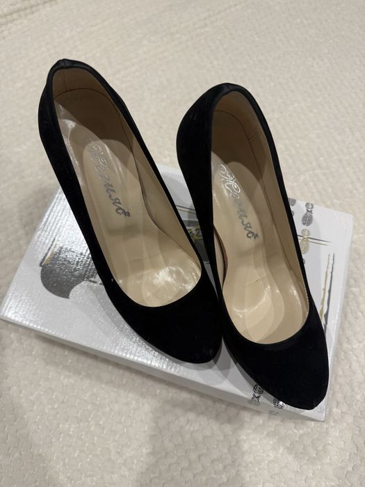 Черни високи токчета с платформа- велур, 36 номер