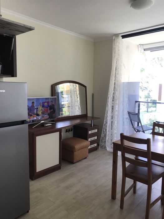 Спалня легло нощни шкафчета гардероб тв секция огледало