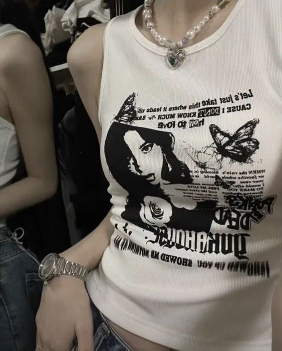 Белая майка с черным принтом