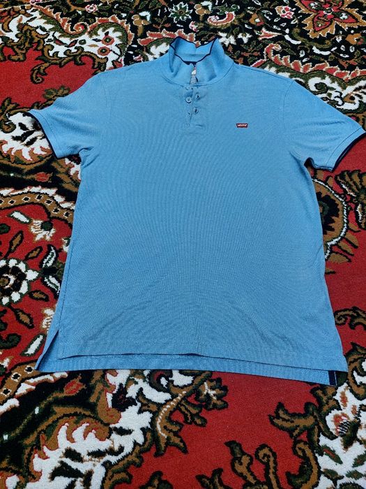Продаю хорошую мужскую футболку фирмы Levi's