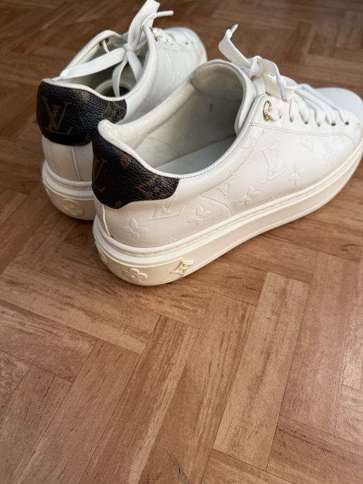 Продам кроссовки женские