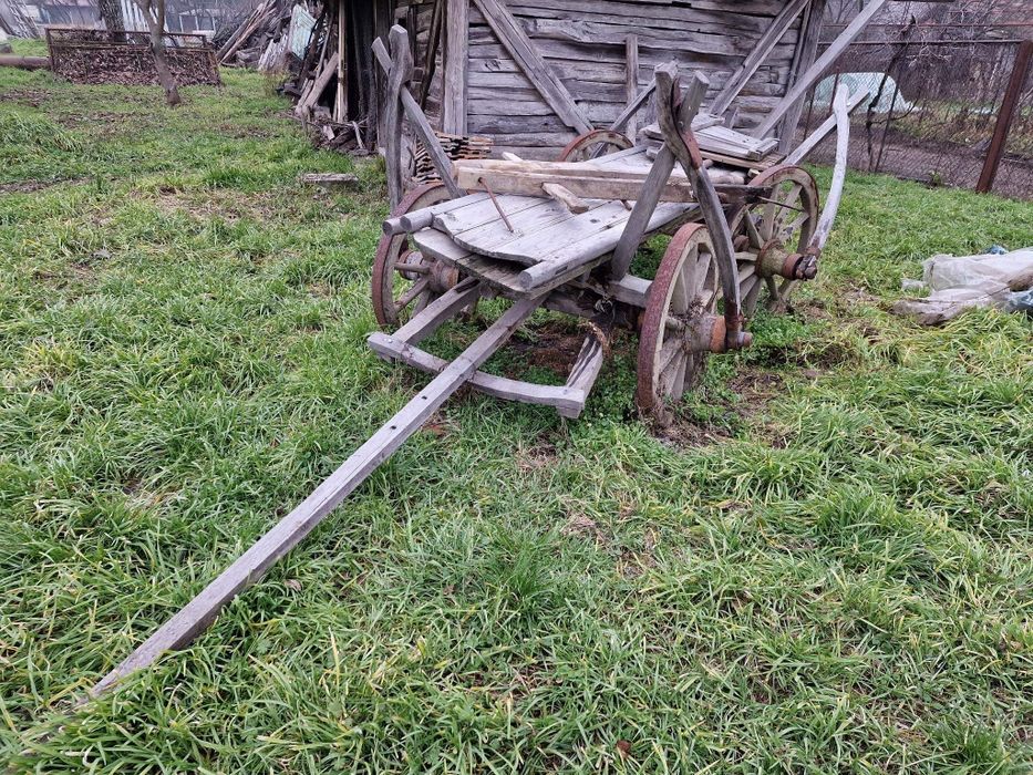 Vând car vechi în stare foarte buna