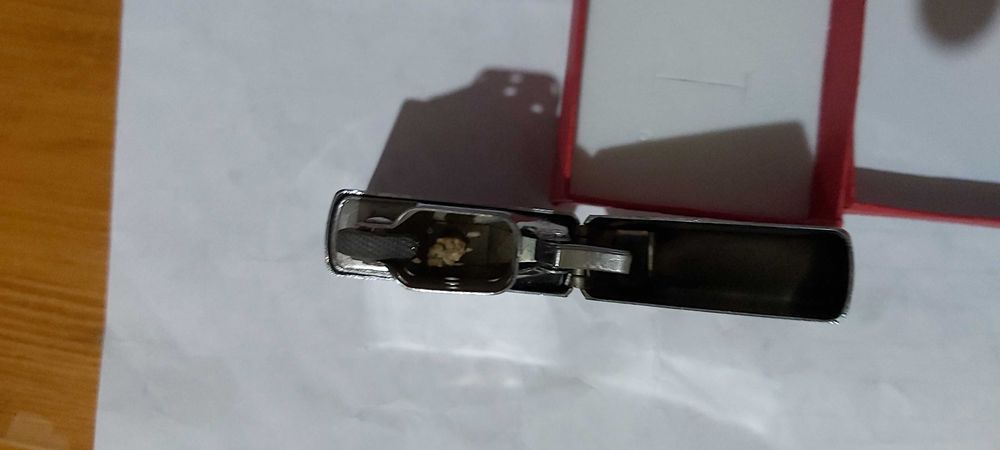 Продавам желязна запалка с надпис и кутийка