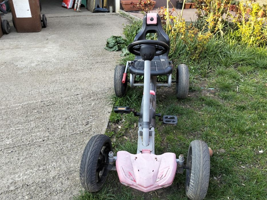Kart cu pedale, pentru copii  cu greutate pana la 50 kg.